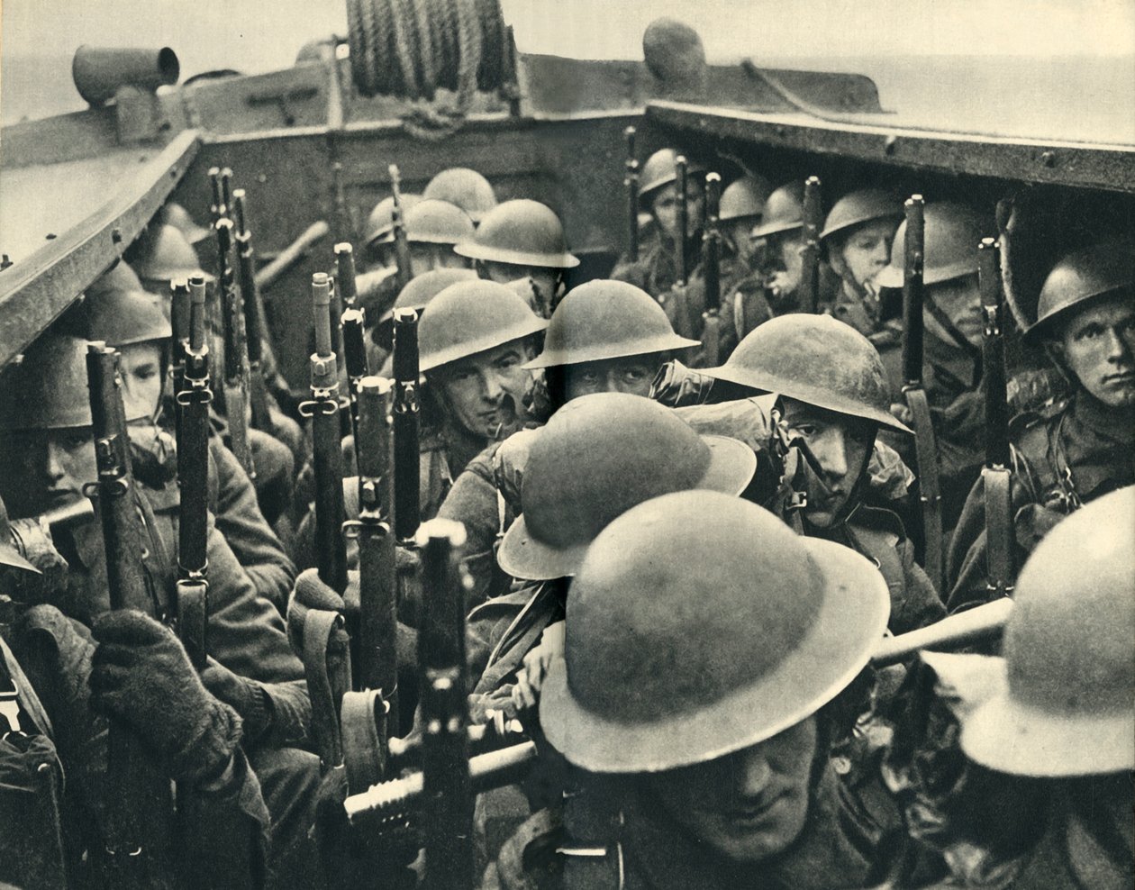 Fuzileiros navais reais a bordo de uma embarcação de desembarque, Segunda Guerra Mundial, c1939-c1943 1944. de Unbekannt