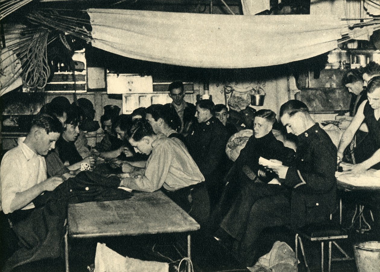 Fuzileiros navais reais no convés da bagunça a bordo de um navio, Segunda Guerra Mundial, c1939-c1943 1944. de Unbekannt