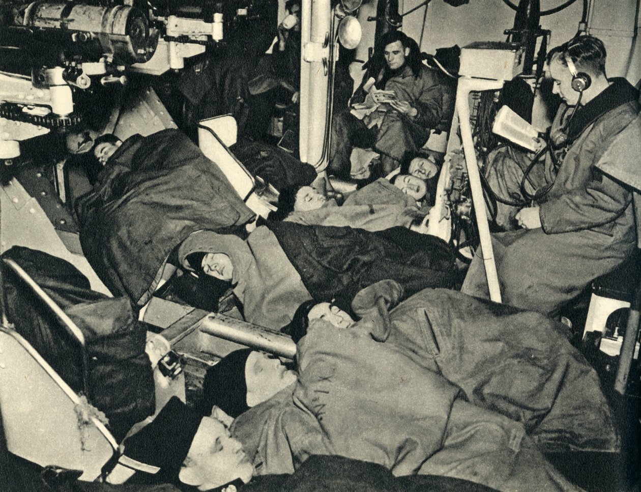 Fuzileiros navais reais que dormem no compartimento de armas de um navio de guerra, segunda guerra mundial, c1939-c1943 1944. de Unbekannt