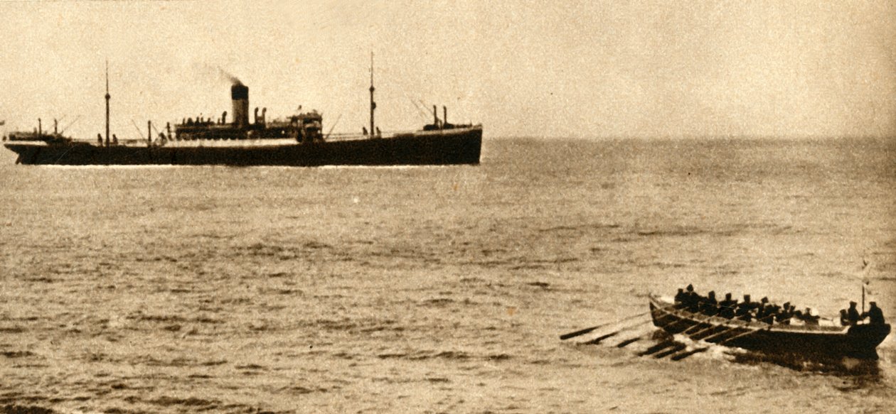 Cortador da Marinha Real prestes a examinar os documentos de um navio, Primeira Guerra Mundial, 1914-1918, 1933. de Unbekannt
