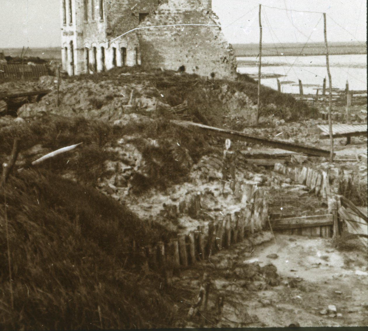 Edifício arruinado e trincheiras ao longo da costa, c1914-c1918 de Unbekannt