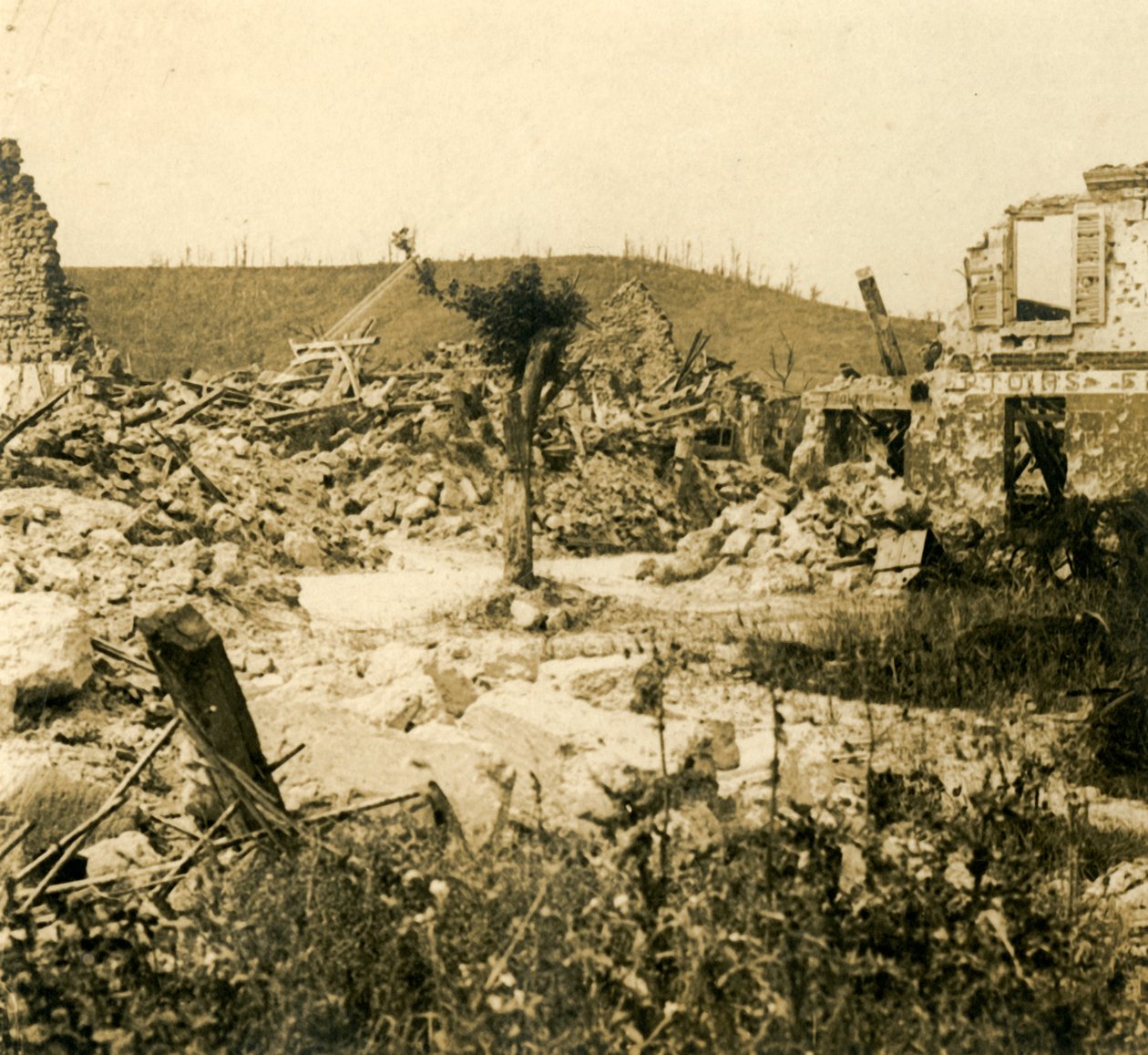 Edifícios em ruínas, Chavignon, norte da França, c1914-c1918 de Unbekannt