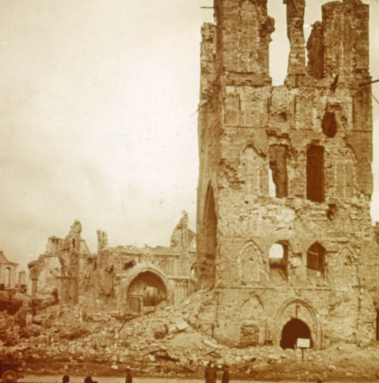 Catedral em ruínas, Ypres, Flandres, Bélgica, c1914-c1918 de Unbekannt