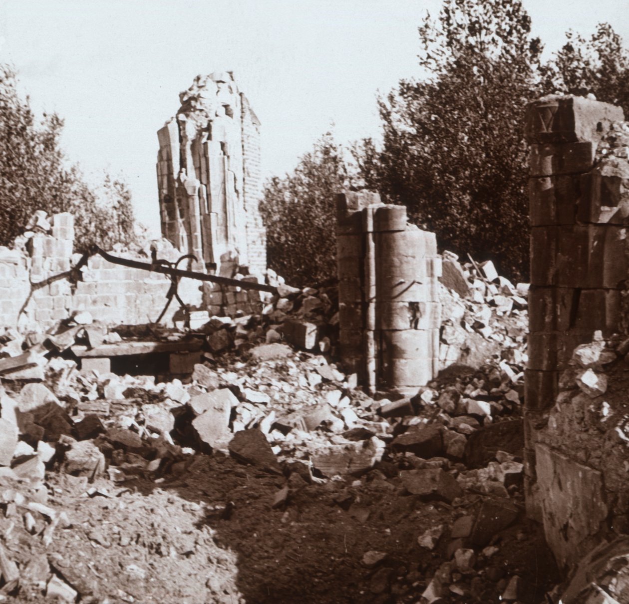 Castelo em ruínas, Pinon, norte da França, c1914-c1918 de Unbekannt