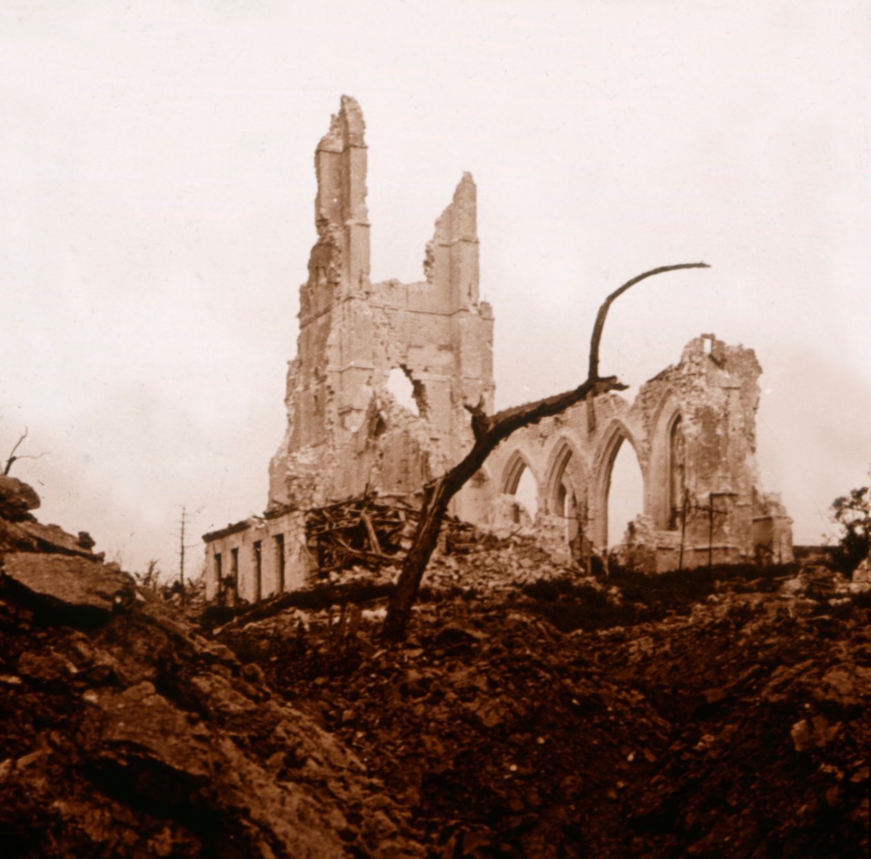 Igreja em ruínas, Ablain-Saint-Nazaire, norte da França, c1914-c1918 de Unbekannt