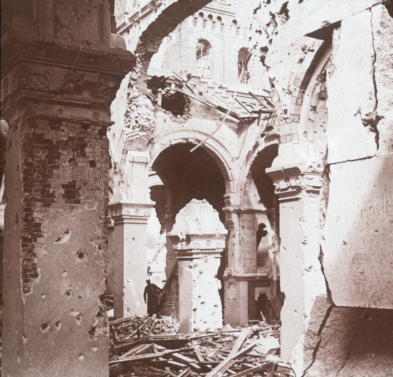 Igreja em ruínas, Albert, norte da França, c1914-c1918 de Unbekannt
