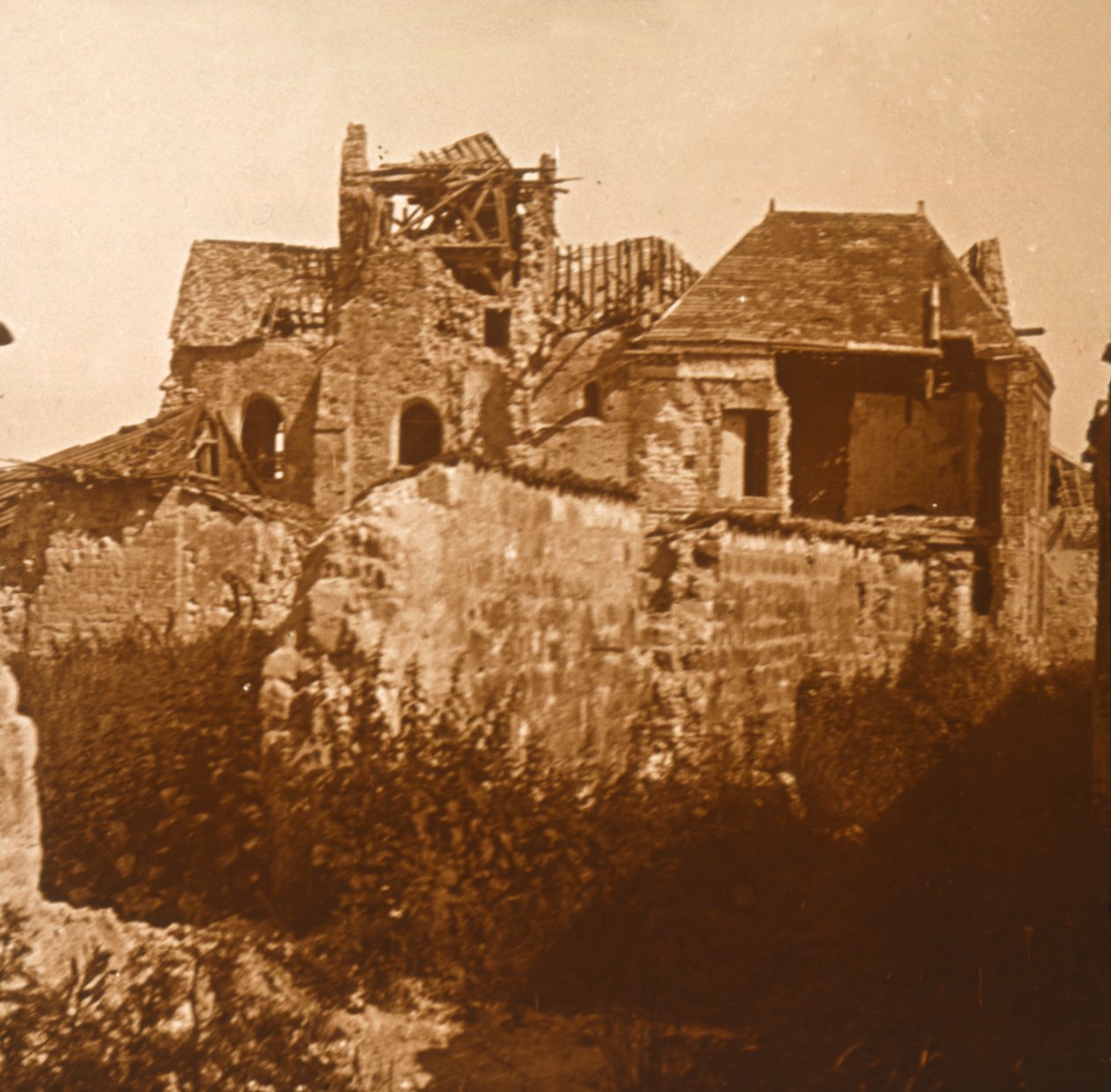 Igreja em ruínas, Beaumont-sur-Vesle, norte da França, c1914-c1918 de Unbekannt