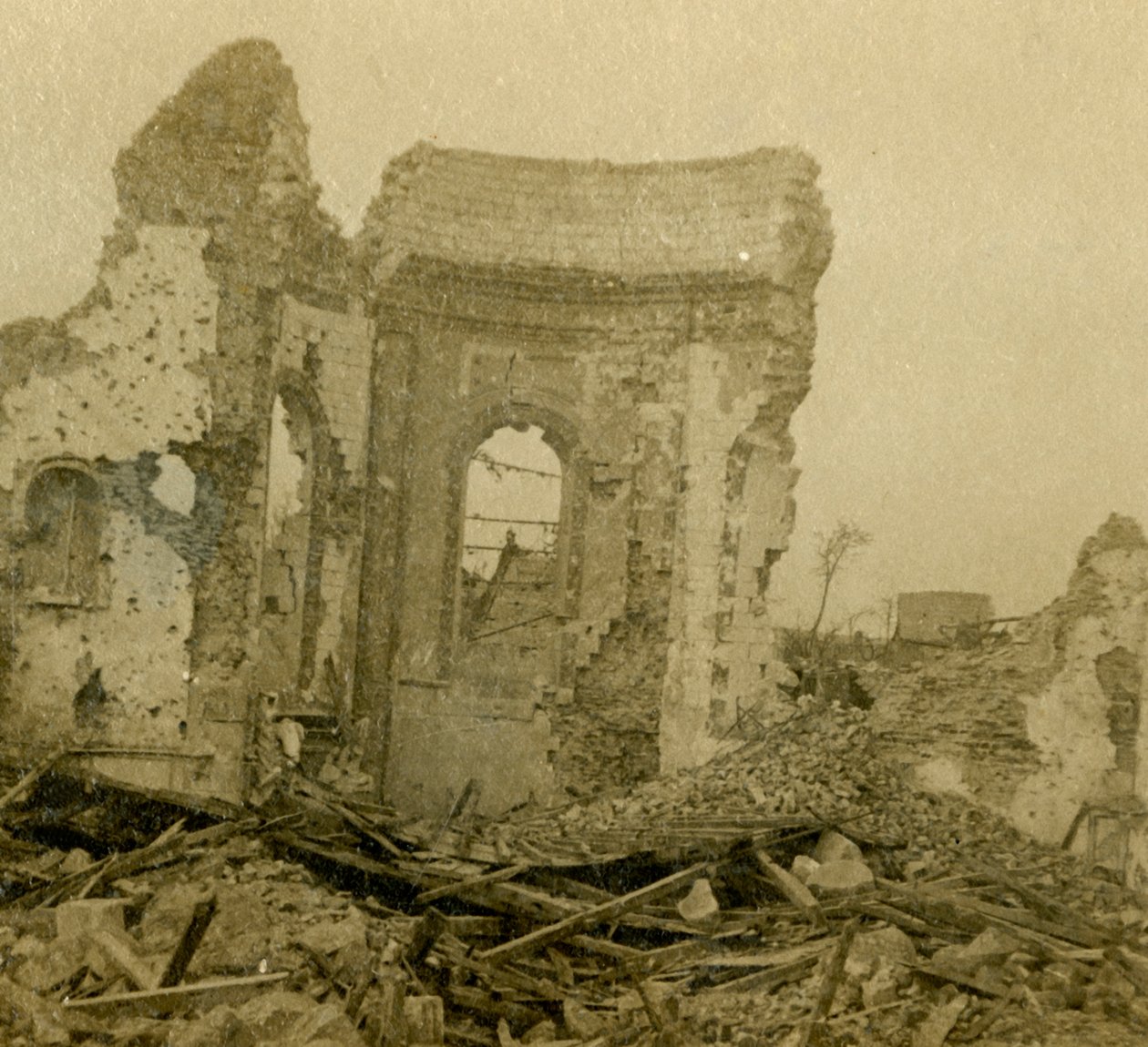 Igreja em ruínas, Combles, norte da França, c1914-c1918 de Unbekannt