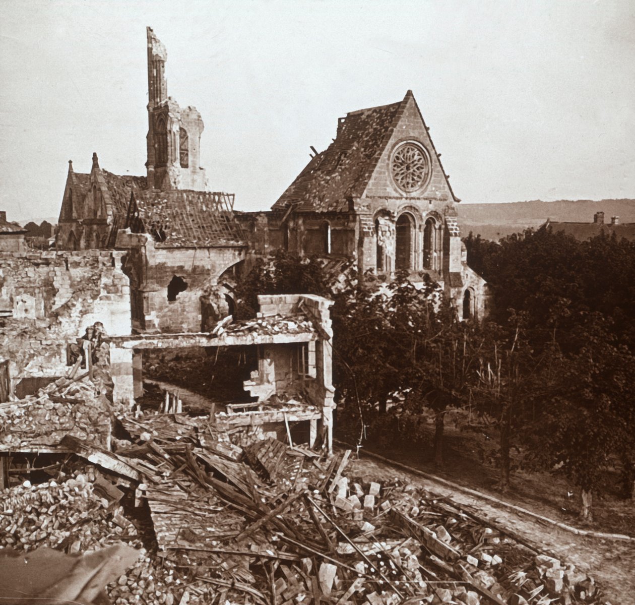 Igreja em ruínas, Vauxaillon, norte da França, c1914-c1918 de Unbekannt
