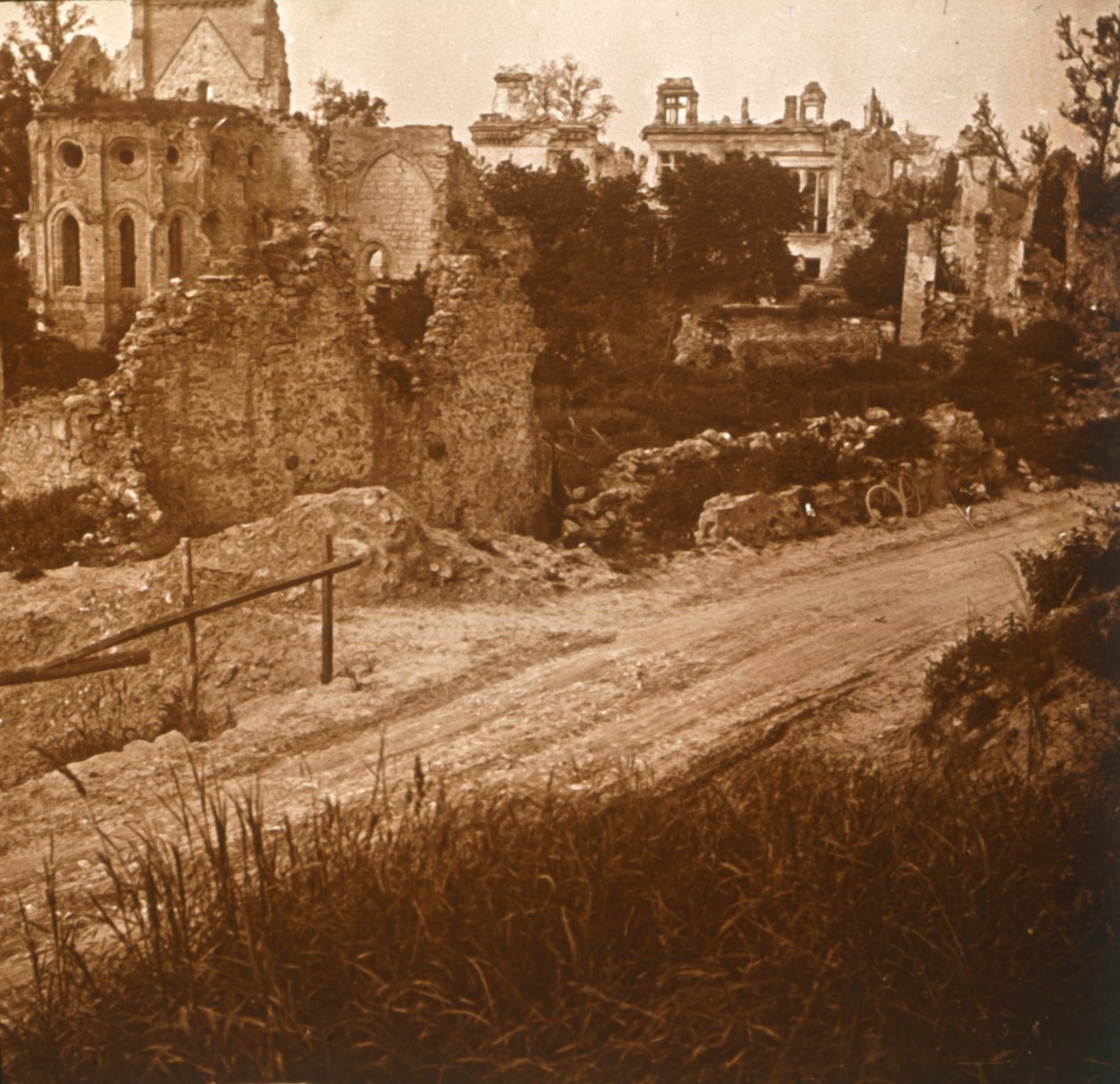 Igreja e castelo em ruínas, França, c1914-c1918 de Unbekannt