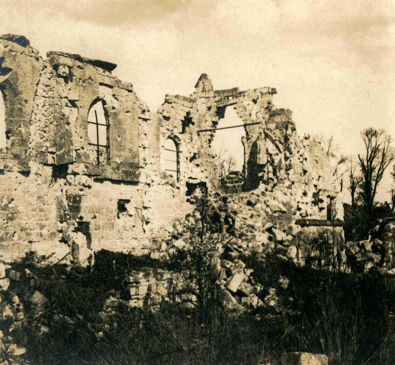 Igreja em ruínas em Dreslincourt, norte da França, c1914-c1918 de Unbekannt