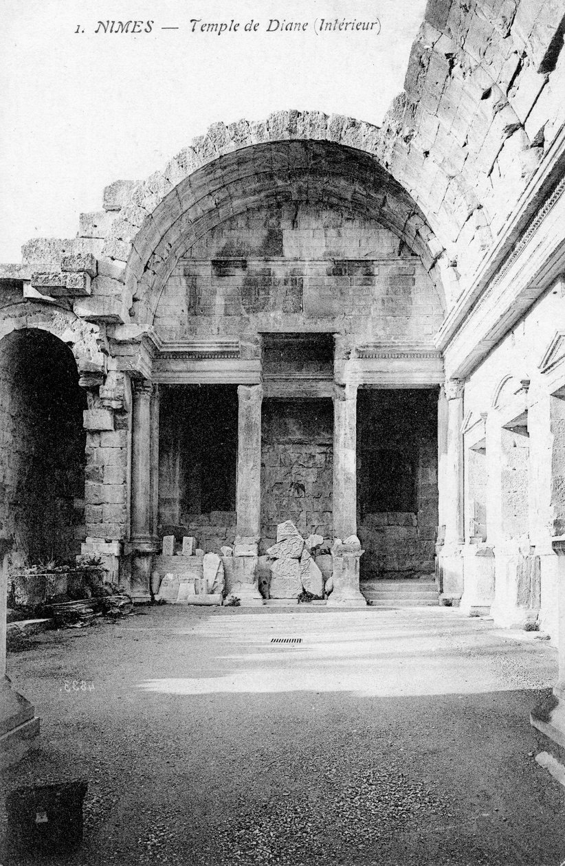 Interior arruinado do templo romano de Diana, Nimes, França, século XX de Unbekannt
