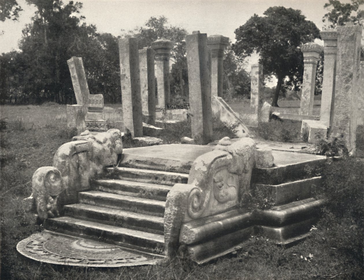 Ruínas de um salão de pilar, em frente a ele escadas com pedra da lua s. Placa 79, Anuradhapura, 1926 de Unbekannt