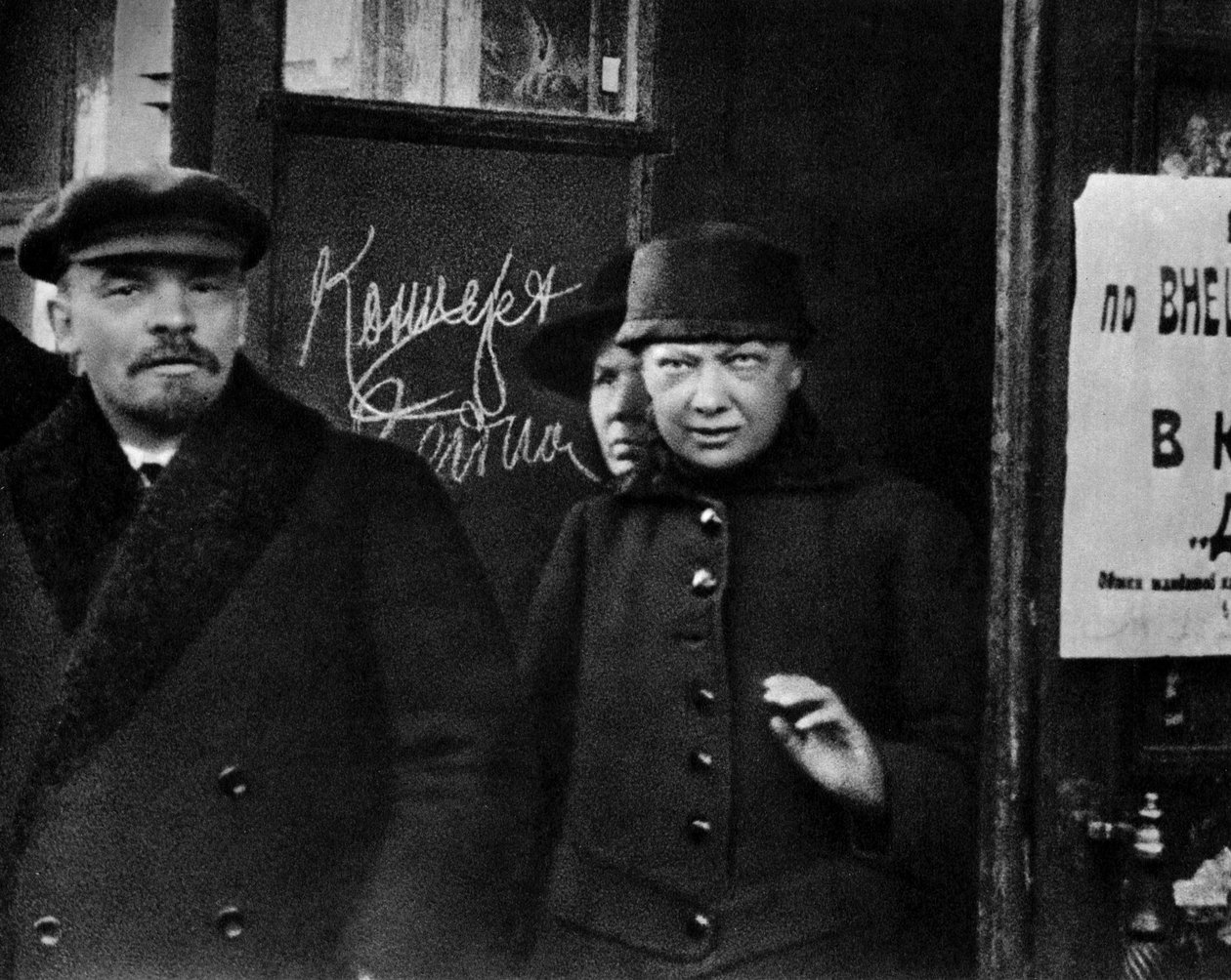 O líder bolchevique russo Vladimir Lenin e sua esposa, Nadezhda Krupskaya, Rússia, 1922 de Unbekannt