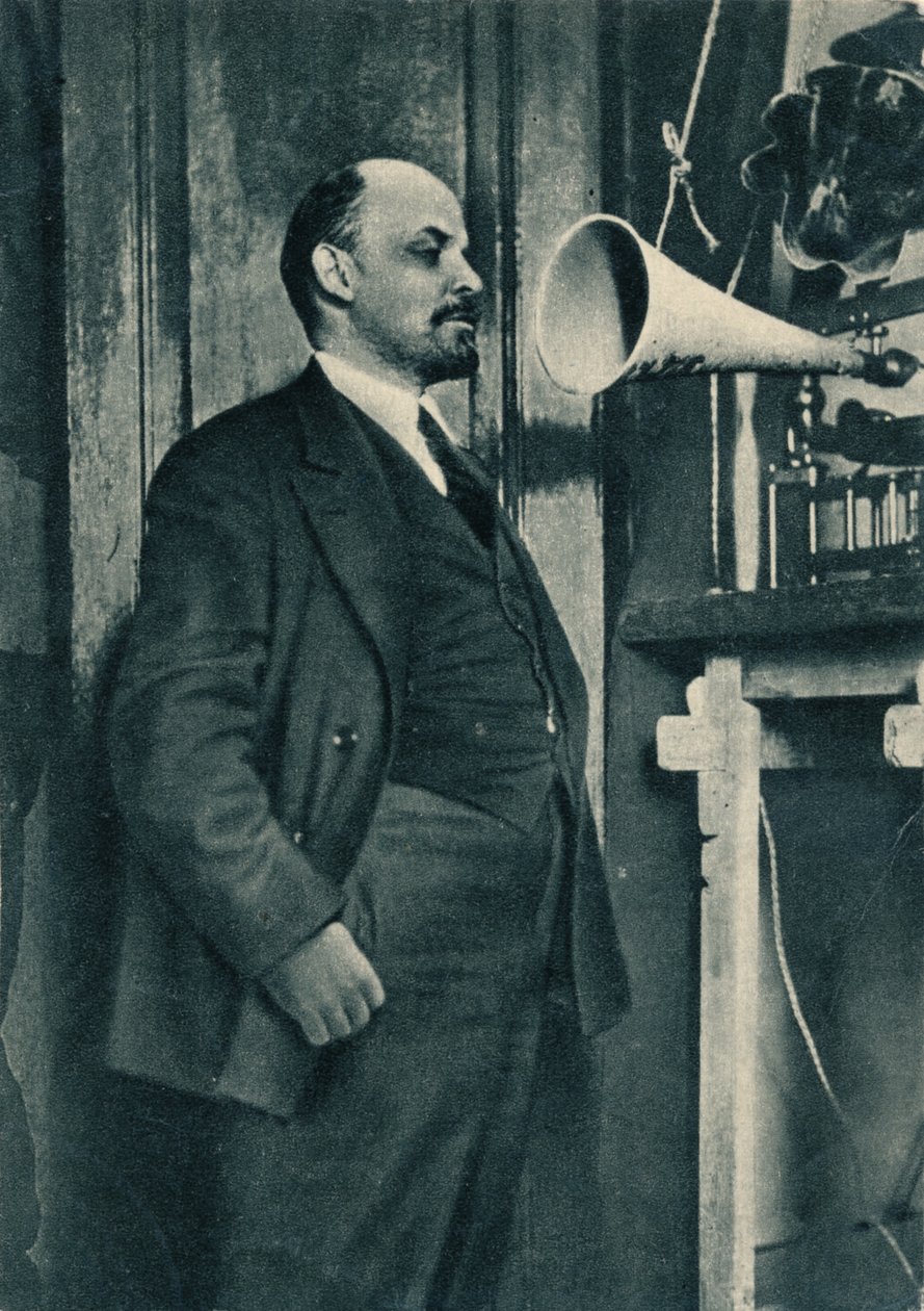 O líder bolchevique russo Vladimir Lenin em uma gravação de rádio no Kremlin, Moscou, Rússia, 1919 de Unbekannt