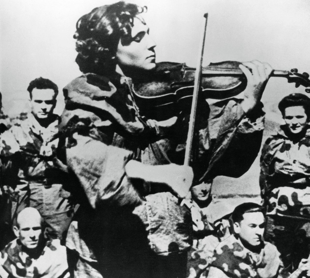 Enfermeira do exército russo tocando violino, Frente Oriental, 1944 de Unbekannt