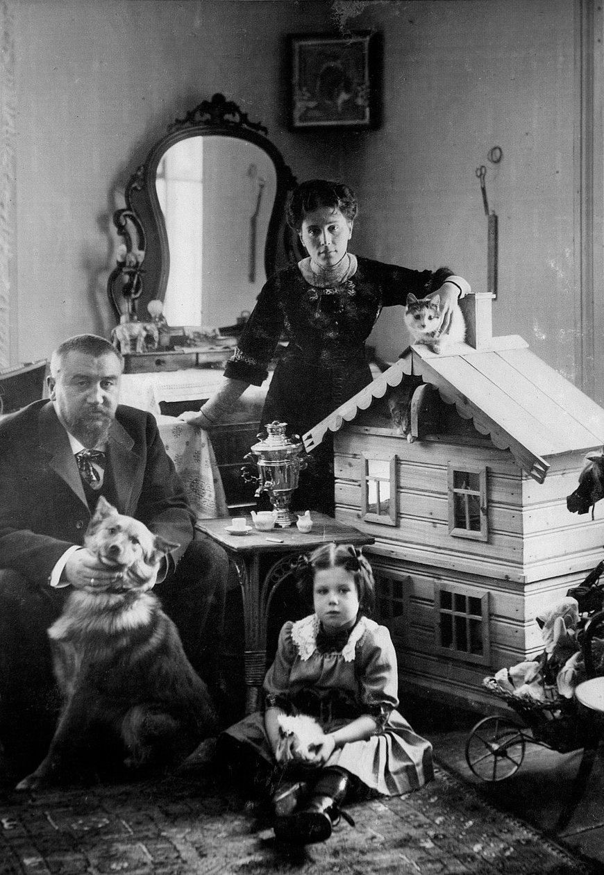 Autor russo Alexander Kuprin em casa com sua família, Gatchina, Rússia, início do século XX de Unbekannt
