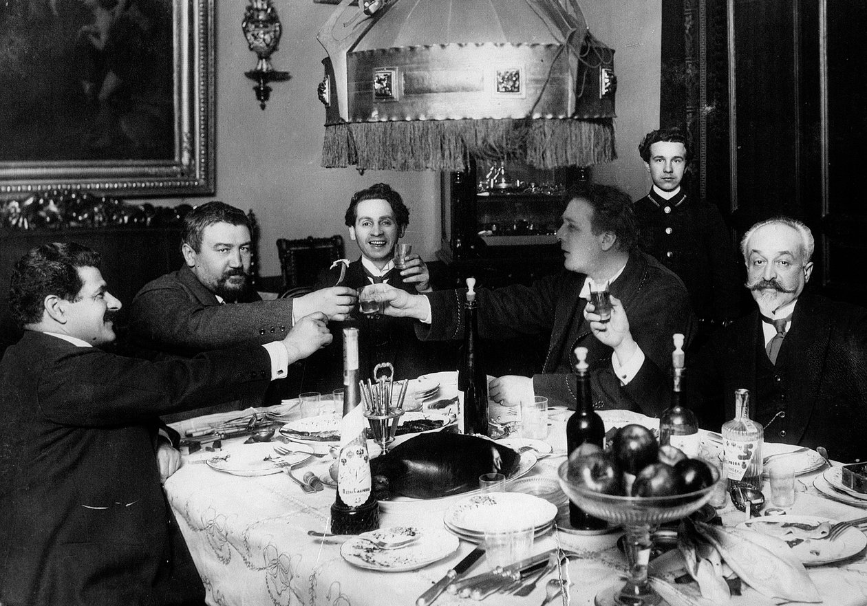 Autor russo Alexander Kuprin com amigos em Paris, década de 1930. de Unbekannt