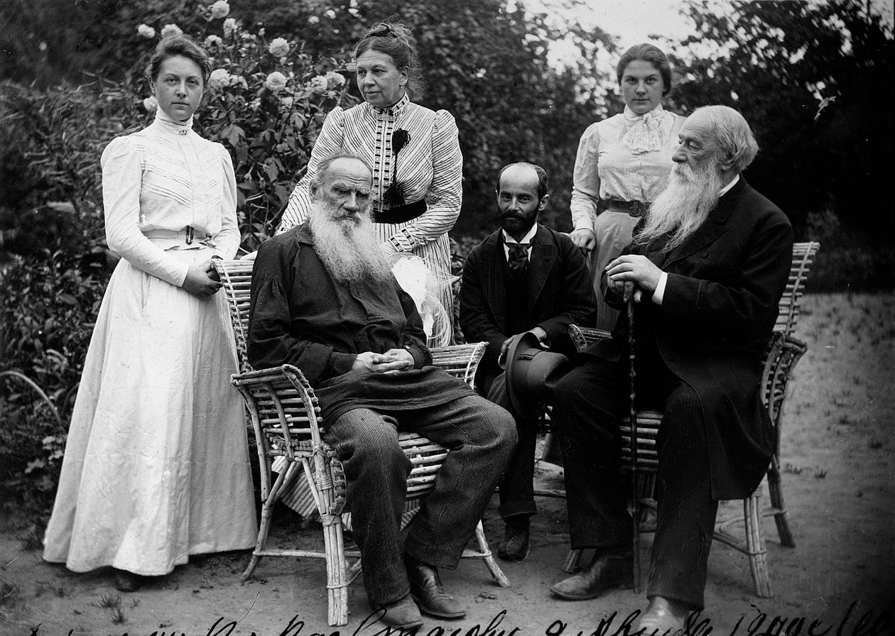 Autor russo Leo Tolstoy com visitantes, Yasnaya Polyana, Rússia, final do século XIX ou início do século XX de Unbekannt