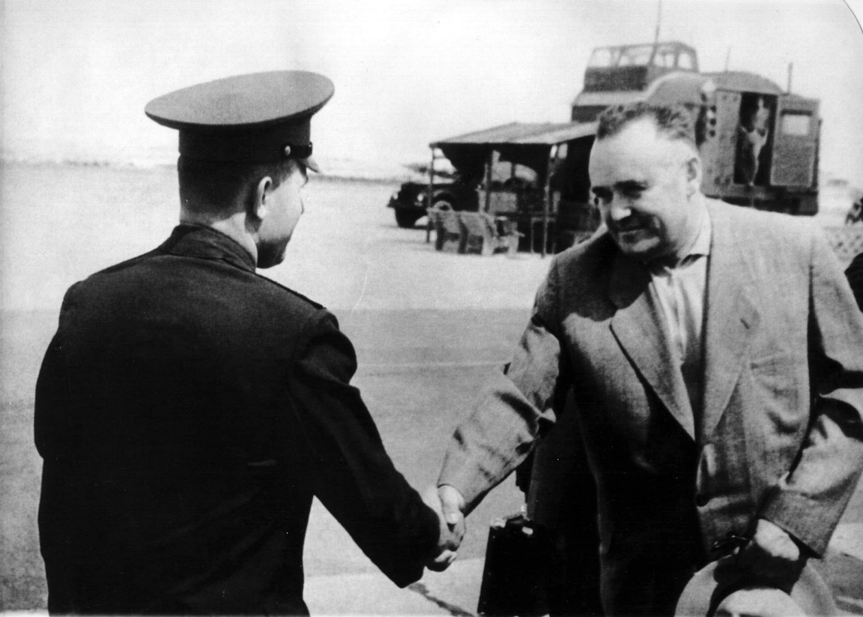O cosmonauta russo Yuri Gagarin e o engenheiro de foguetes Sergey Korolyov, 1961 de Unbekannt