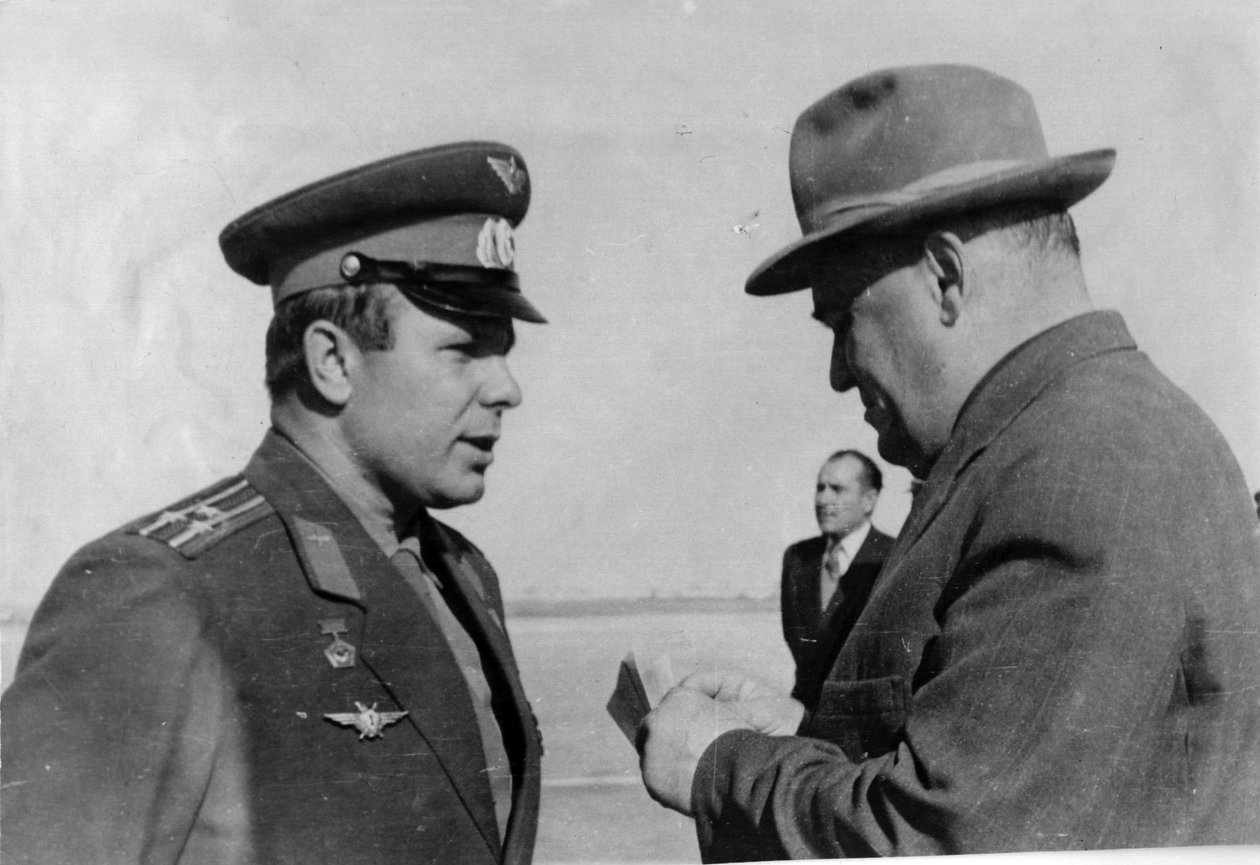 O cosmonauta russo Yuri Gagarin e o engenheiro de foguetes Sergey Korolyov, 1961 de Unbekannt