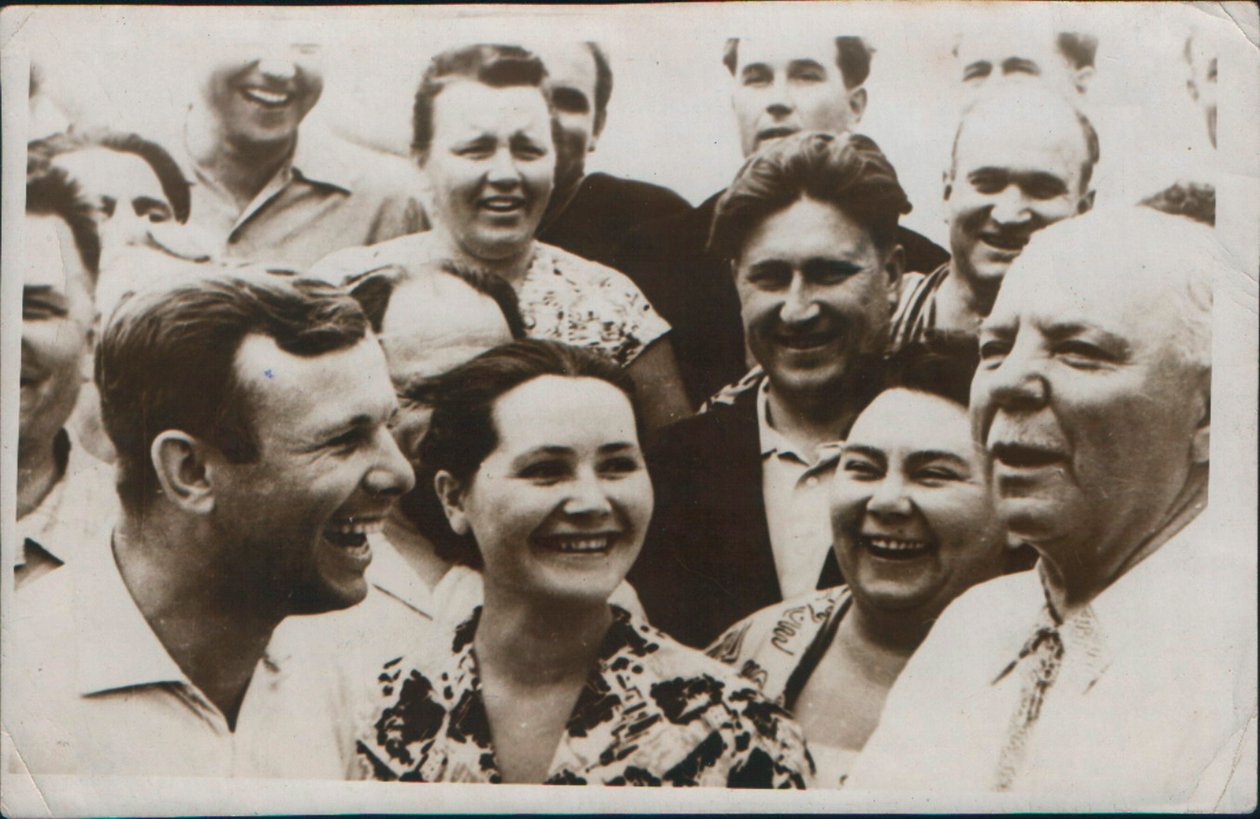 O cosmonauta russo Yuri Gagarin com sua esposa, 1962 de Unbekannt