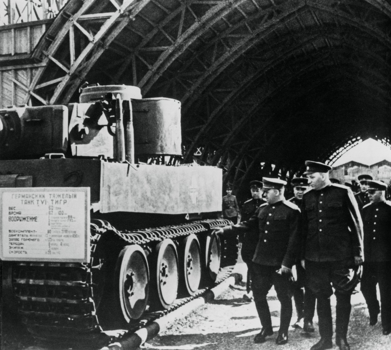 Generais russos inspecionando uma exposição de armamentos alemães capturados, Rússia, 1943 de Unbekannt