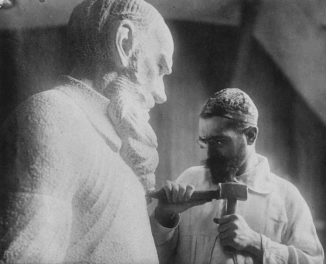 Escultor russo Sergey Merkurov 1881-1952 trabalhando em sua estátua de Leo Tolstoi de Unbekannt