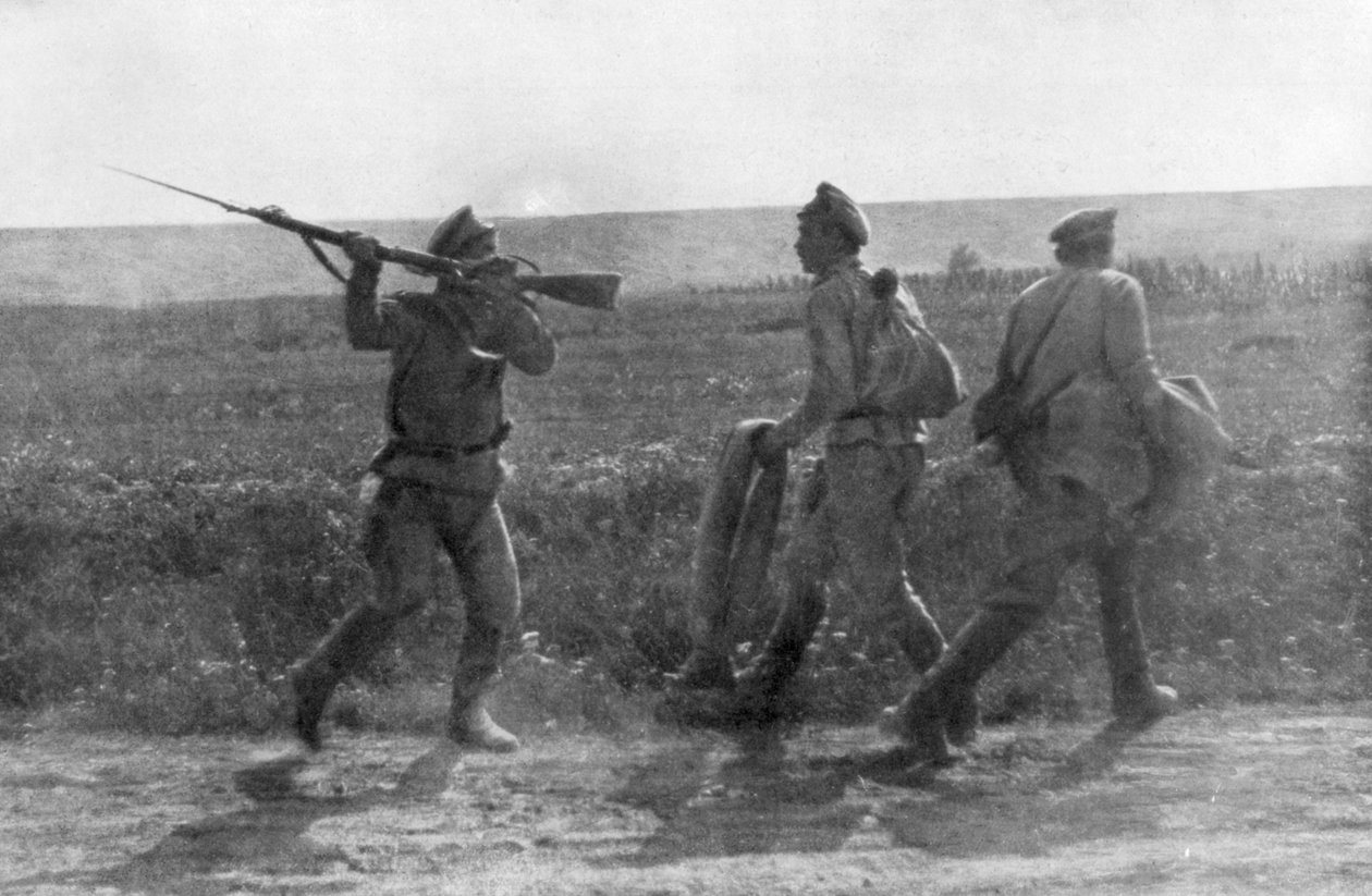 Soldado russo assaltando seu camarada em retirada, Ternopil, Ucrânia, Primeira Guerra Mundial, 1º de julho de 1917 de Unbekannt