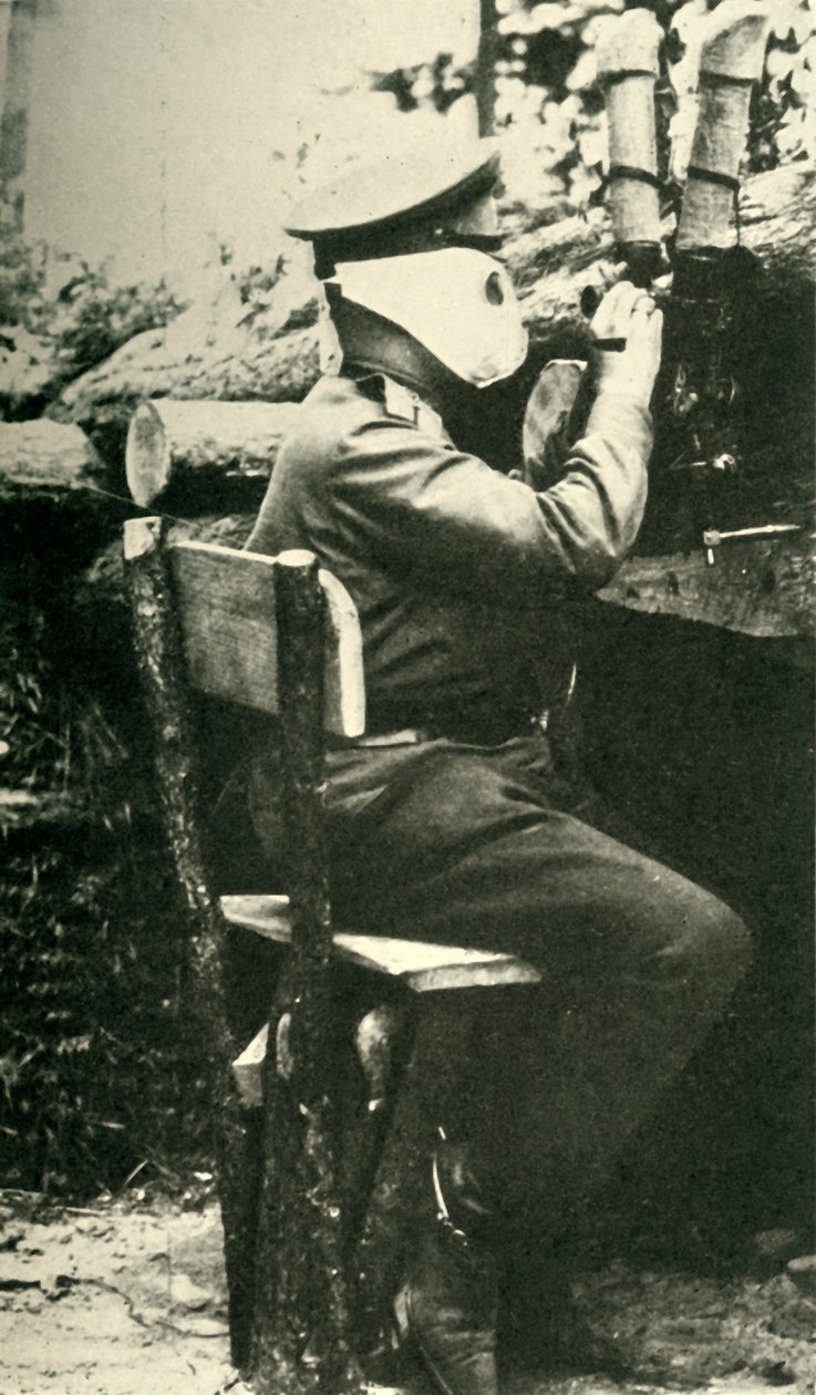 Soldado russo usando um rifle de periscópio, Primeira Guerra Mundial, 1914-1918, c1920. de Unbekannt