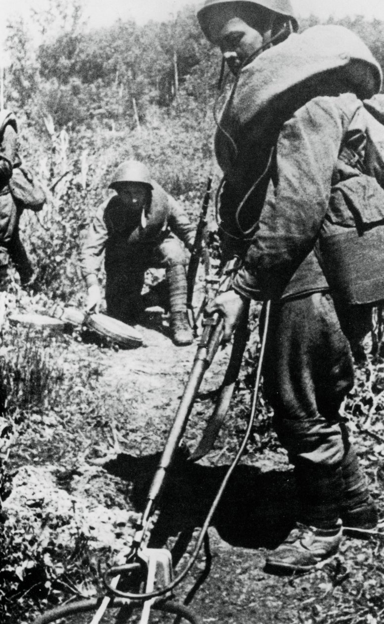 Soldados russos limpando minas, a oeste de Minsk, 1944 de Unbekannt