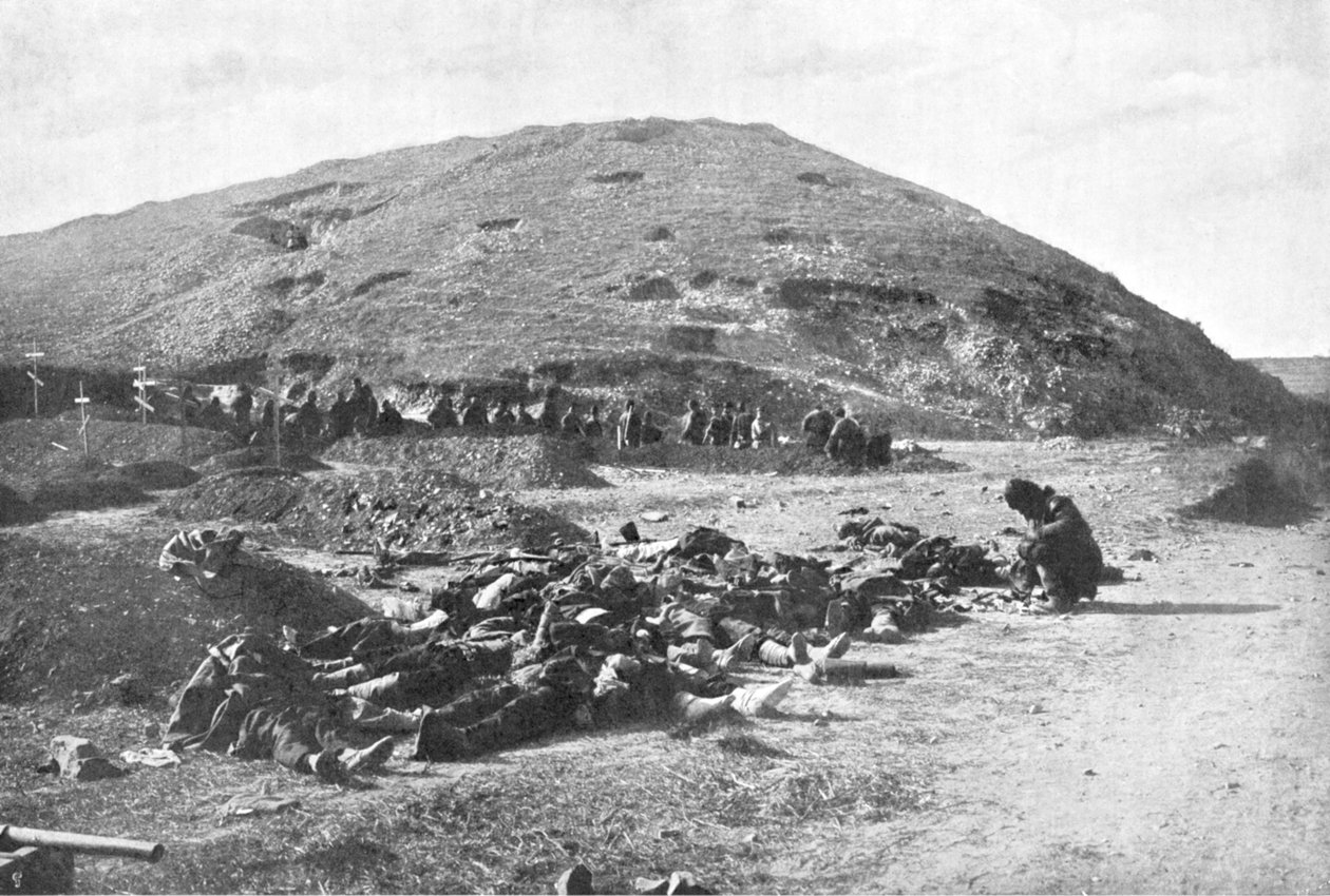 Soldados russos coletando cartuchos dos mortos antes do enterro, guerra russo-japonesa 1904-5 de Unbekannt