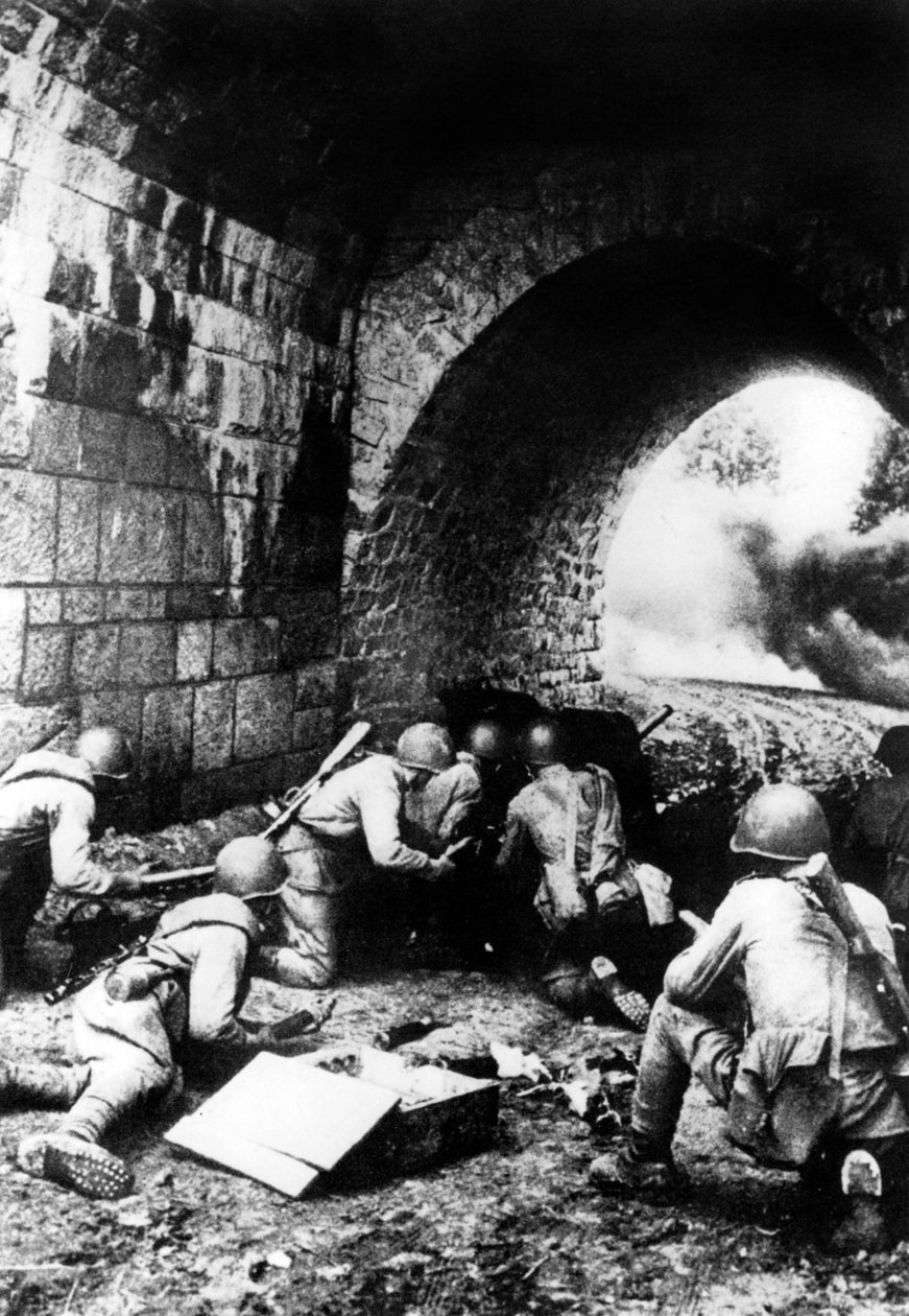 Soldados russos em ação perto de Riga, Letônia, 1944 de Unbekannt