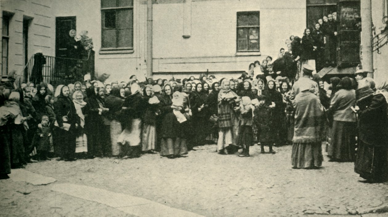 Esposas de soldados russos aguardando notícias da Frente ..., Primeira Guerra Mundial, 1915, c1920. de Unbekannt