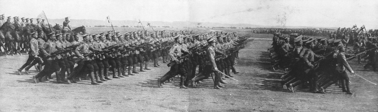 Tropas russas que desfilam durante a visita do presidente francês Raymond Poincares à Rússia, 22 de julho de 1914. de Unbekannt