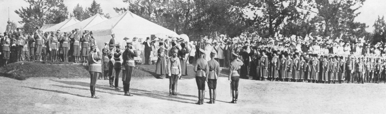 Tropas russas saudando o czar Nicolau II, Krasnoye Selo, 22 de julho de 1914 de Unbekannt