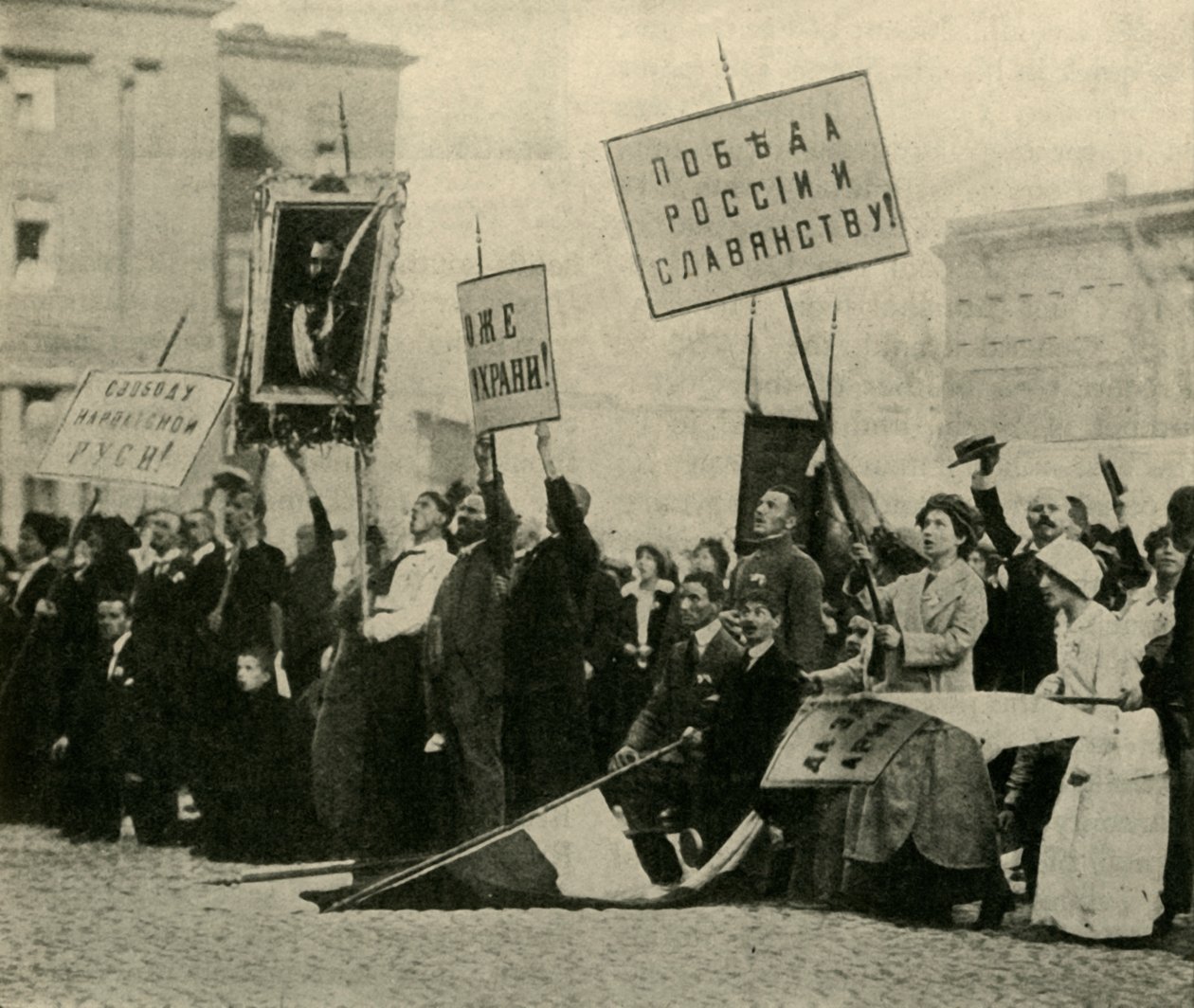 Russos orando pelo sucesso de suas forças, Petrogrado, Primeira Guerra Mundial, 1914, c1920. de Unbekannt