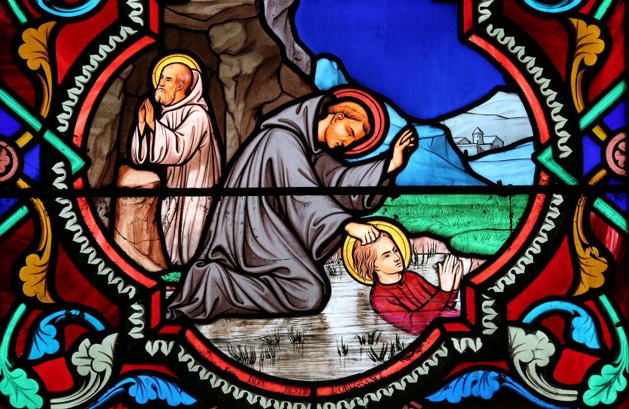 Igreja do Sagrado Coração. Janela de vidro manchado. Benedito de Nursia. São Bento é o santo padroeiro da Europa e dos estudantes, 20160604, Moulins, França. de Unbekannt
