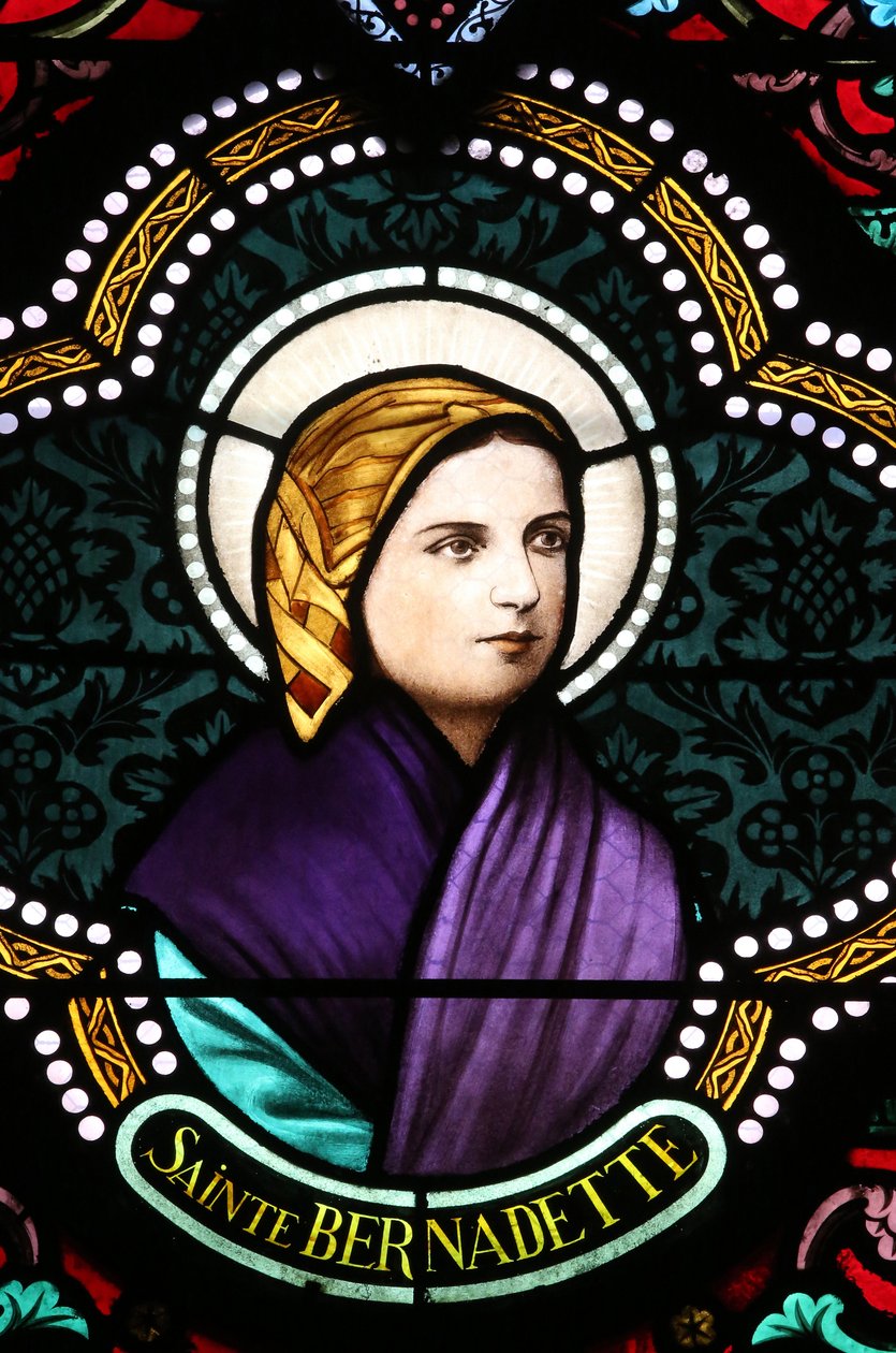 Igreja do Sagrado Coração. Janela de vidro manchado. Ste Bernadette Soubirous é conhecida pelas aparições marianas, 20160604, Moulins, França. de Unbekannt