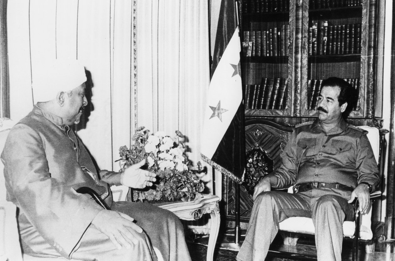 Saddam Hussein em uma reunião, Iraque, 1986 de Unbekannt