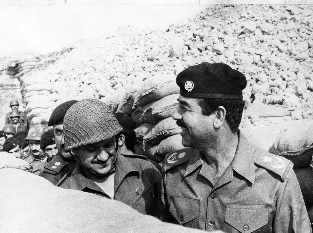 Saddam Hussein inspecionando a frente de Basra, Iraque, 1986 de Unbekannt