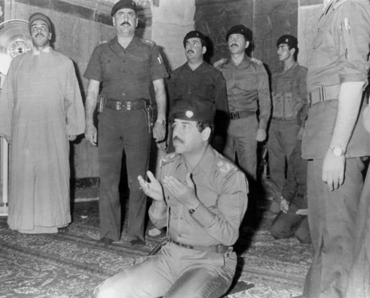 Saddam Hussein rezando, Karbala, Iraque, 1985 de Unbekannt