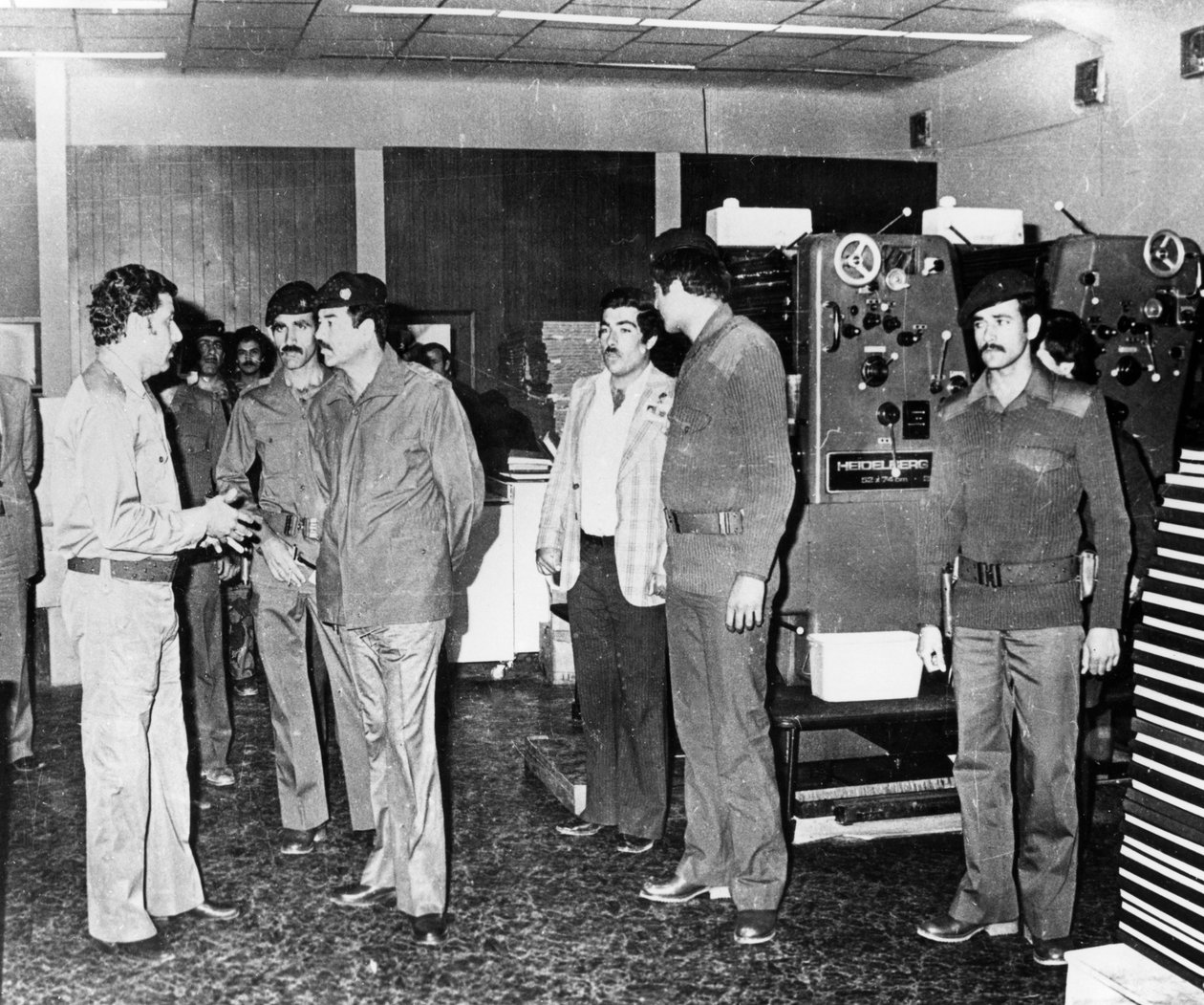Saddam Hussein visitando uma imprensa estatal, Bagdá, Iraque, 1986 de Unbekannt