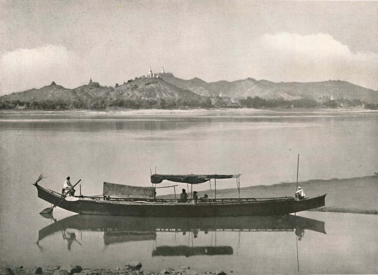 Sagaing, no Irrawaddy - todo topo de uma colina é coroado com um pagode, de 1900. de Unbekannt