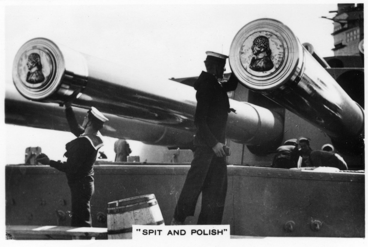 Marinheiros polindo as armas de 16 polegadas do HMS Nelson, 1937 de Unbekannt