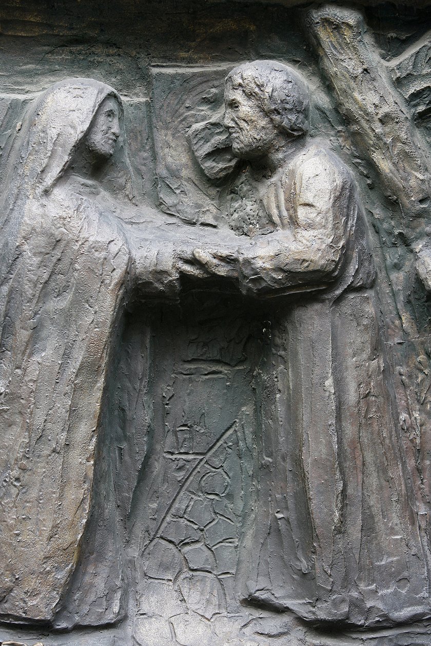 Igreja Saint-Pierre de Montmartre : escultura da porta de Notre Dame : Jesus conhece a sua mãe na Via Dolorosa, Paris, França de Unbekannt