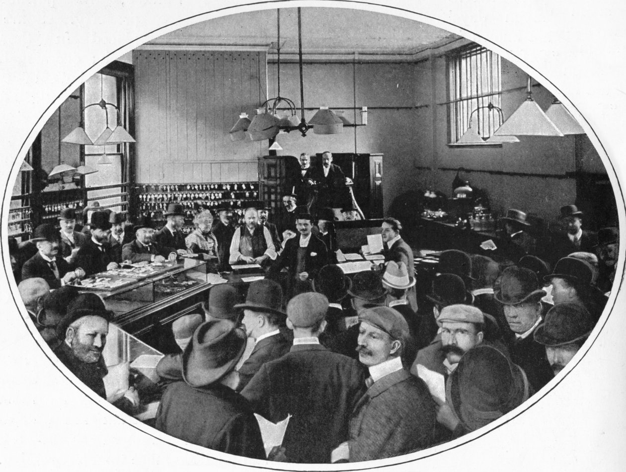 Venda de mercadorias não resgatadas nas salas de leilão Debenham, Storr and Sons, Londres, c1903 1903 de Unbekannt