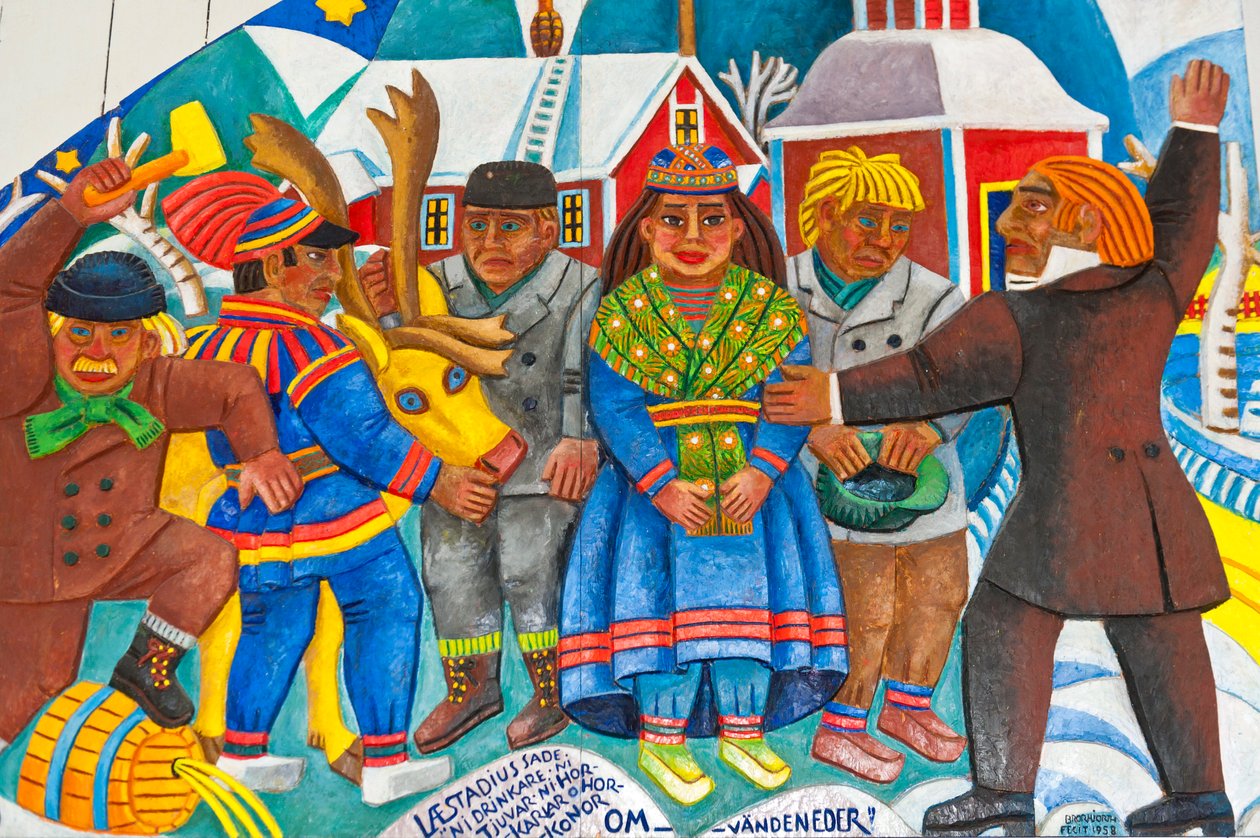 Arte sami; o quotidiano do povo sami; escultura em madeira colorida; retábulo sami-cristão desenhado pelo artista Bror Hjort na igreja de madeira de Jukkasjaervi; Lapónia; Condado de Norrbotten; Suécia; Escandinávia; Europa de Unbekannt