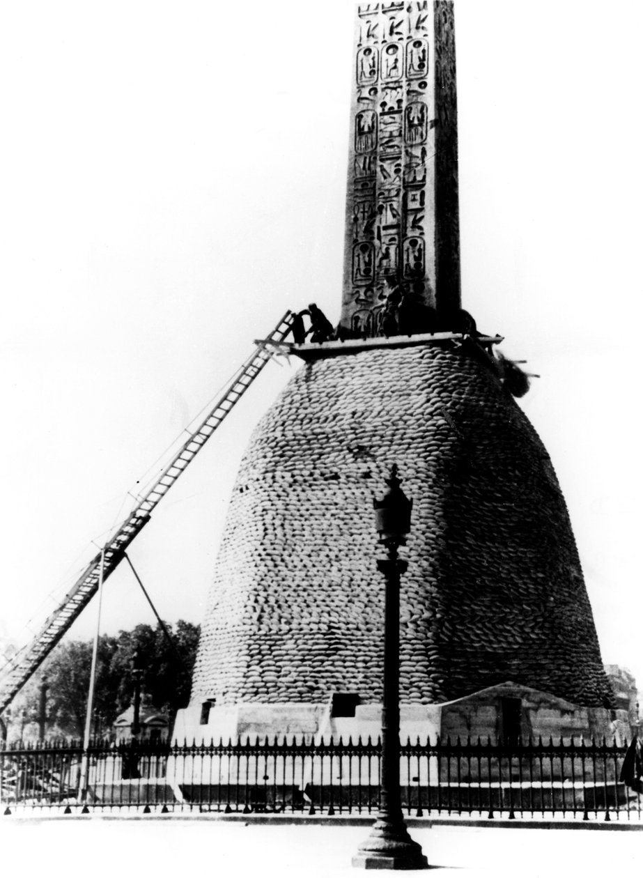 Sacos de areia que protegem a base do obelisco egípcio, Paris ocupada pelos alemães, 1940 de Unbekannt