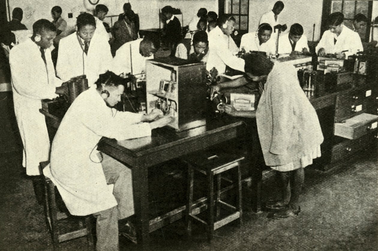 Cenas em uma faculdade nativa - Alunos do laboratório de física, c1948. de Unbekannt